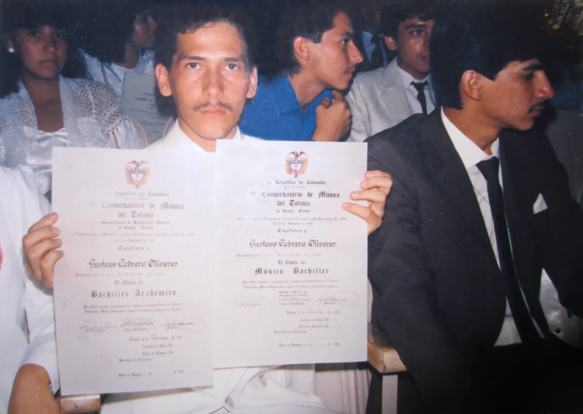 Stolz präsentiert Gustavo 1987 gleich zwei Abschlüsse des Musikkonservatoriums Tolima: den Músico Bachiller und den Bachiller Académico.